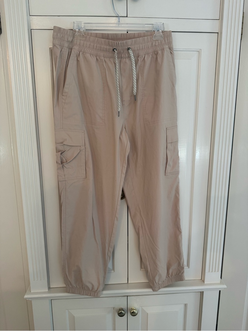 Vuori Women’s Large Boyfriend Cargo Jogger Pants with Drawstring in Rose Color